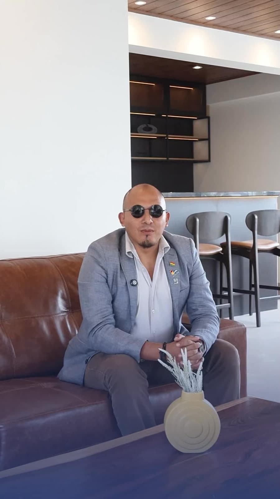 Adam Romero conversando desde el interior de una propiedad